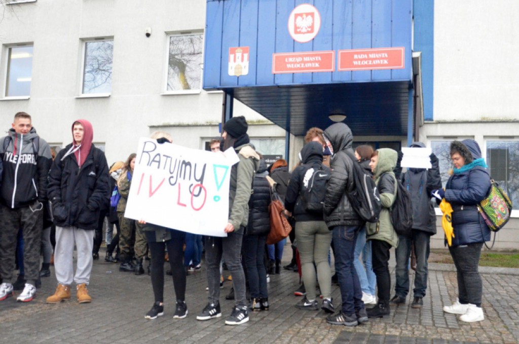 Protest uczniów IV LO przed ratuszem