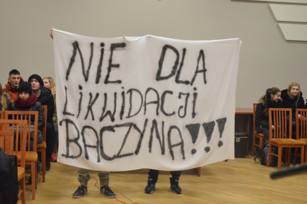 Protest uczniów IV LO przed ratuszem
