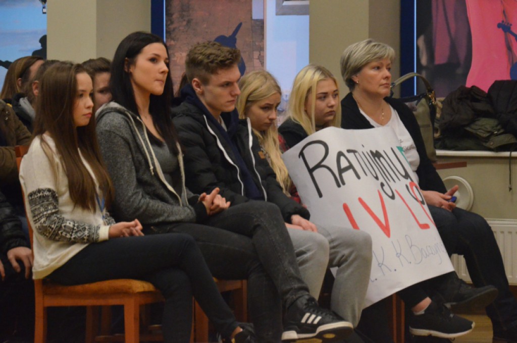 Protest uczniów IV LO przed ratuszem