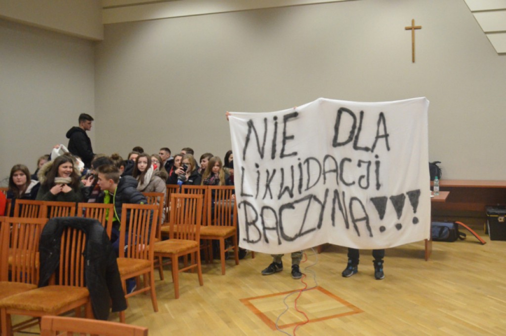 Protest uczniów IV LO przed ratuszem