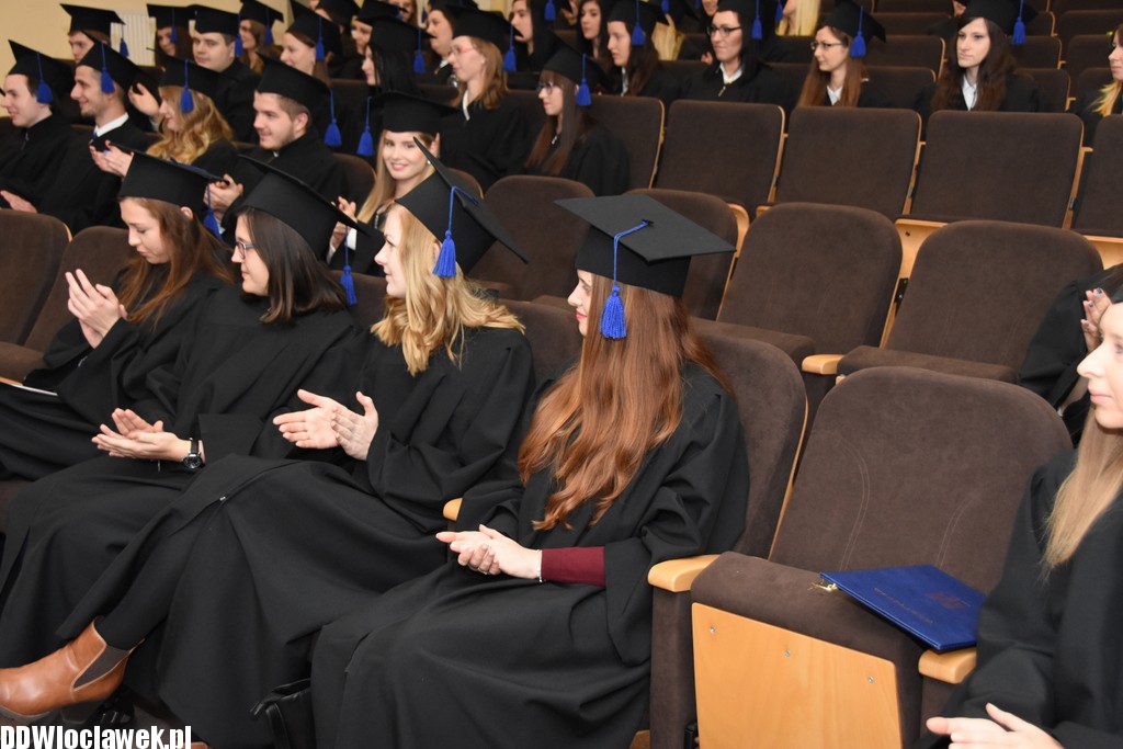 Wręczenie dyplomów studentom