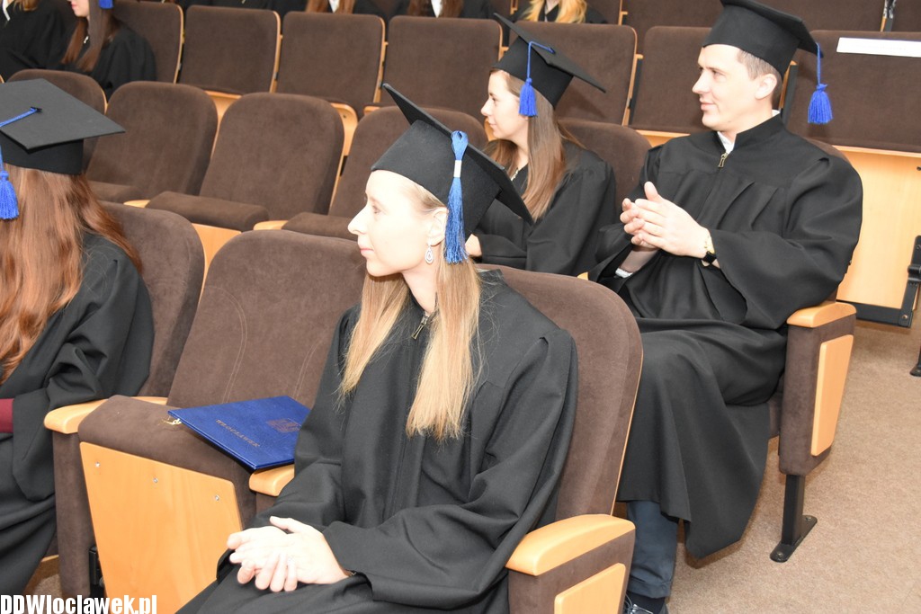 Wręczenie dyplomów studentom