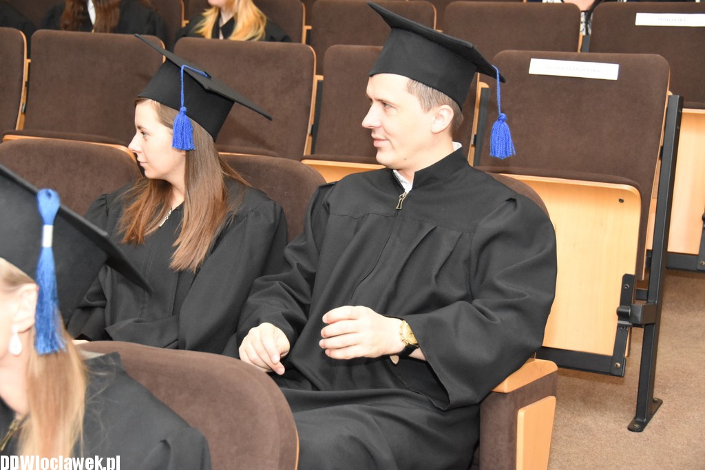 Wręczenie dyplomów studentom