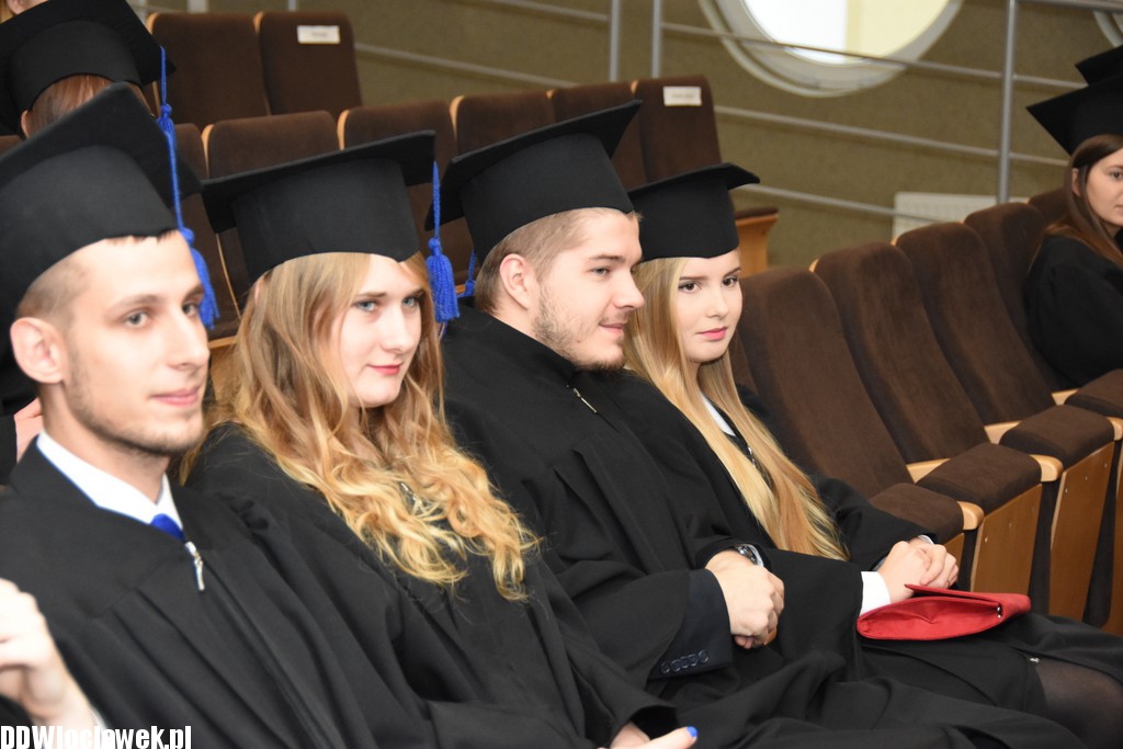 Wręczenie dyplomów studentom