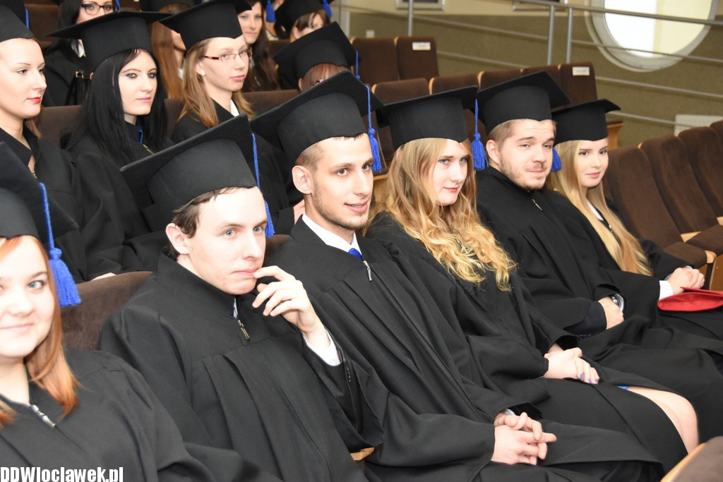 Wręczenie dyplomów studentom