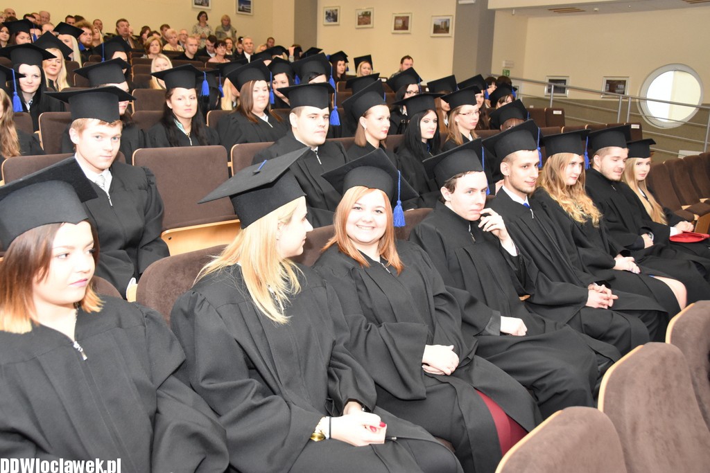 Wręczenie dyplomów studentom