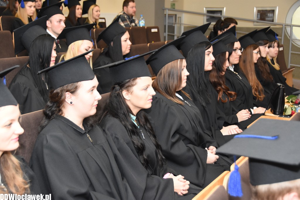 Wręczenie dyplomów studentom