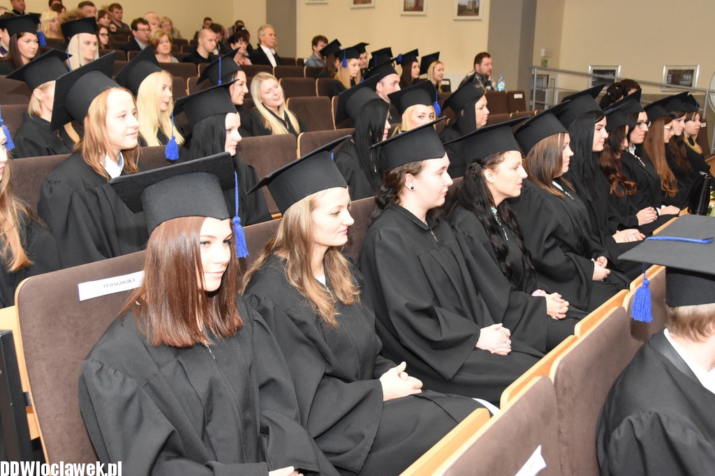 Wręczenie dyplomów studentom