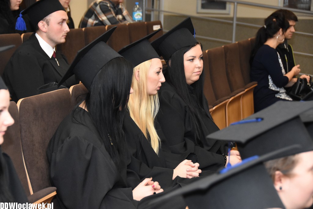 Wręczenie dyplomów studentom