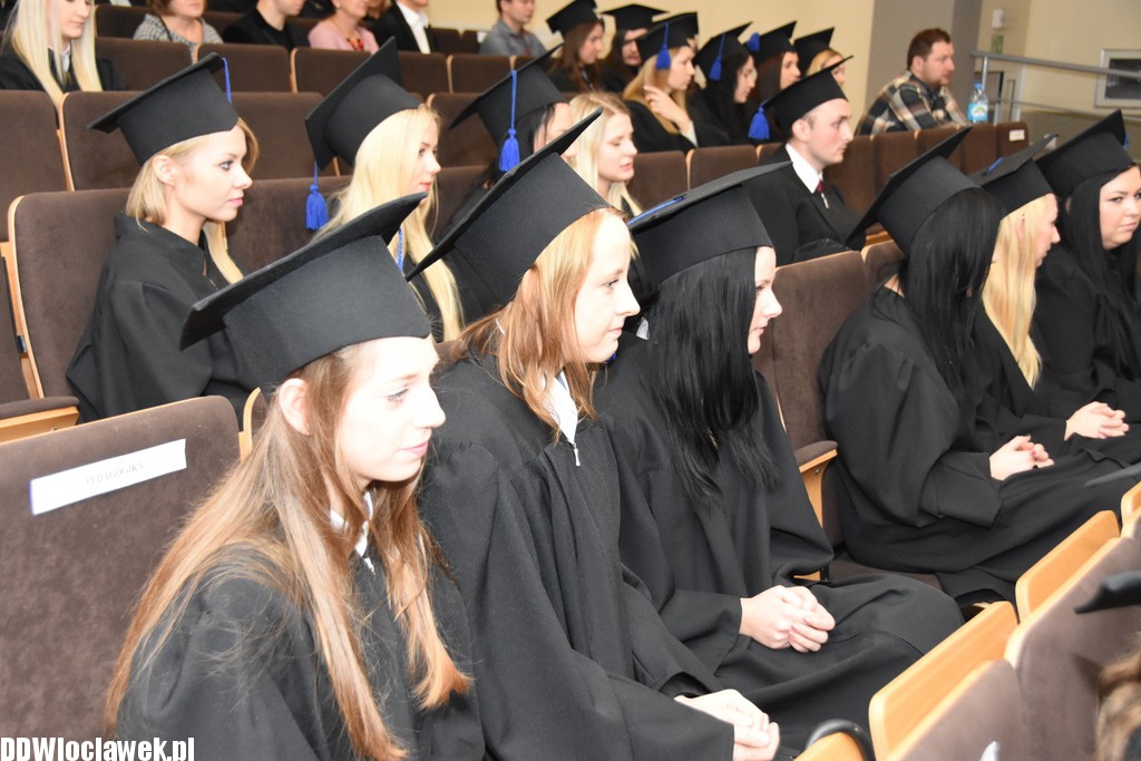 Wręczenie dyplomów studentom