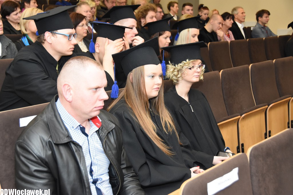 Wręczenie dyplomów studentom