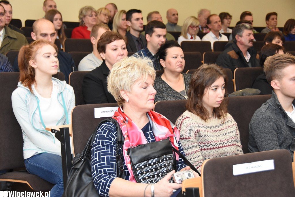 Wręczenie dyplomów studentom
