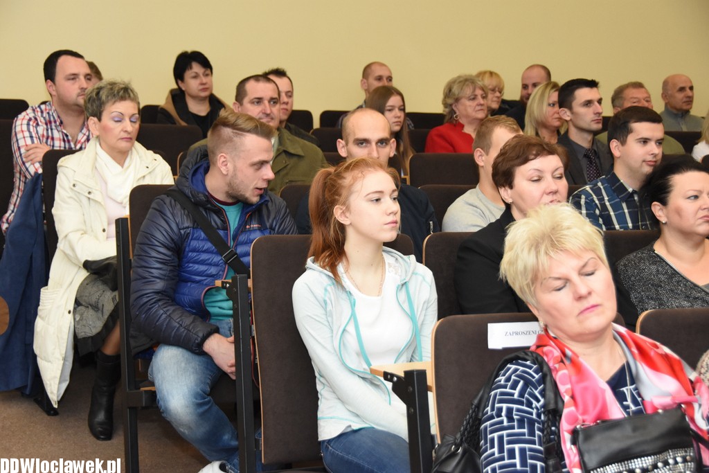 Wręczenie dyplomów studentom