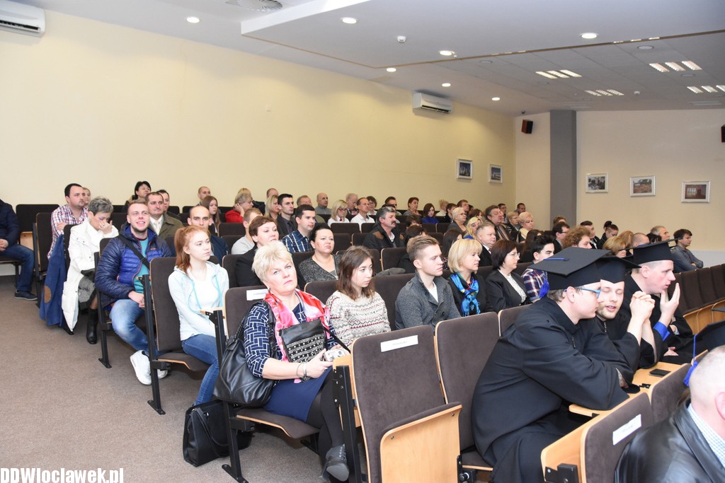 Wręczenie dyplomów studentom