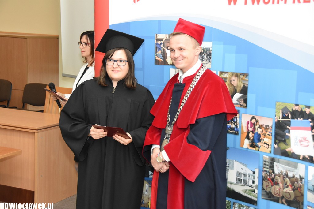 Wręczenie dyplomów studentom