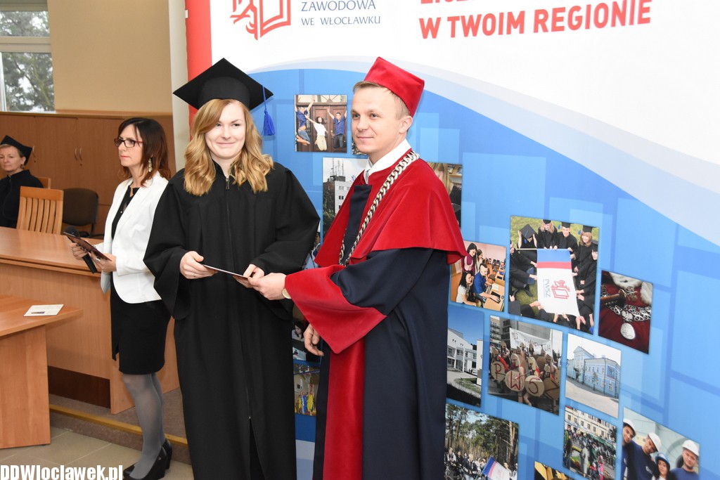Wręczenie dyplomów studentom