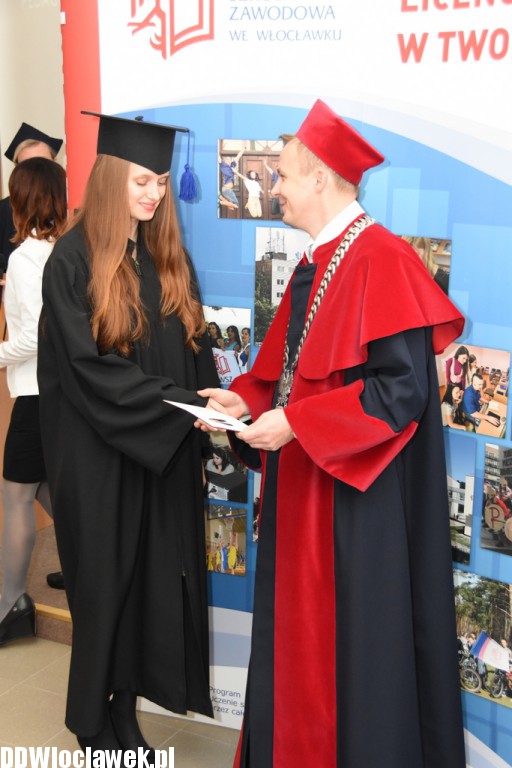 Wręczenie dyplomów studentom