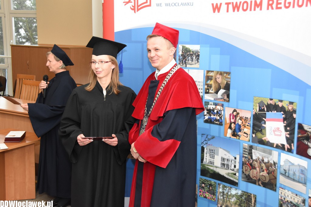 Wręczenie dyplomów studentom