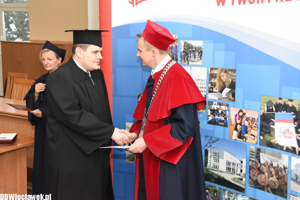 Wręczenie dyplomów studentom