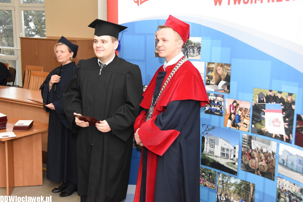 Wręczenie dyplomów studentom