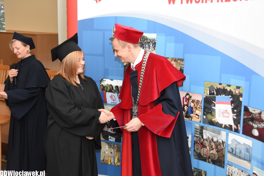 Wręczenie dyplomów studentom