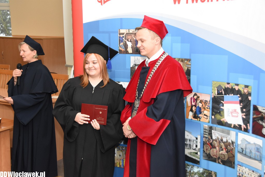 Wręczenie dyplomów studentom