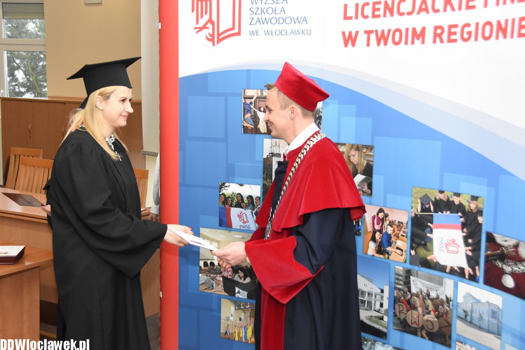 Wręczenie dyplomów studentom