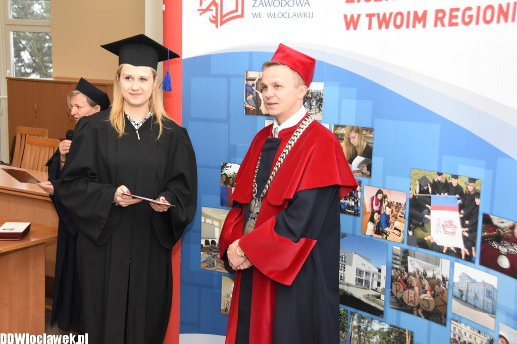 Wręczenie dyplomów studentom