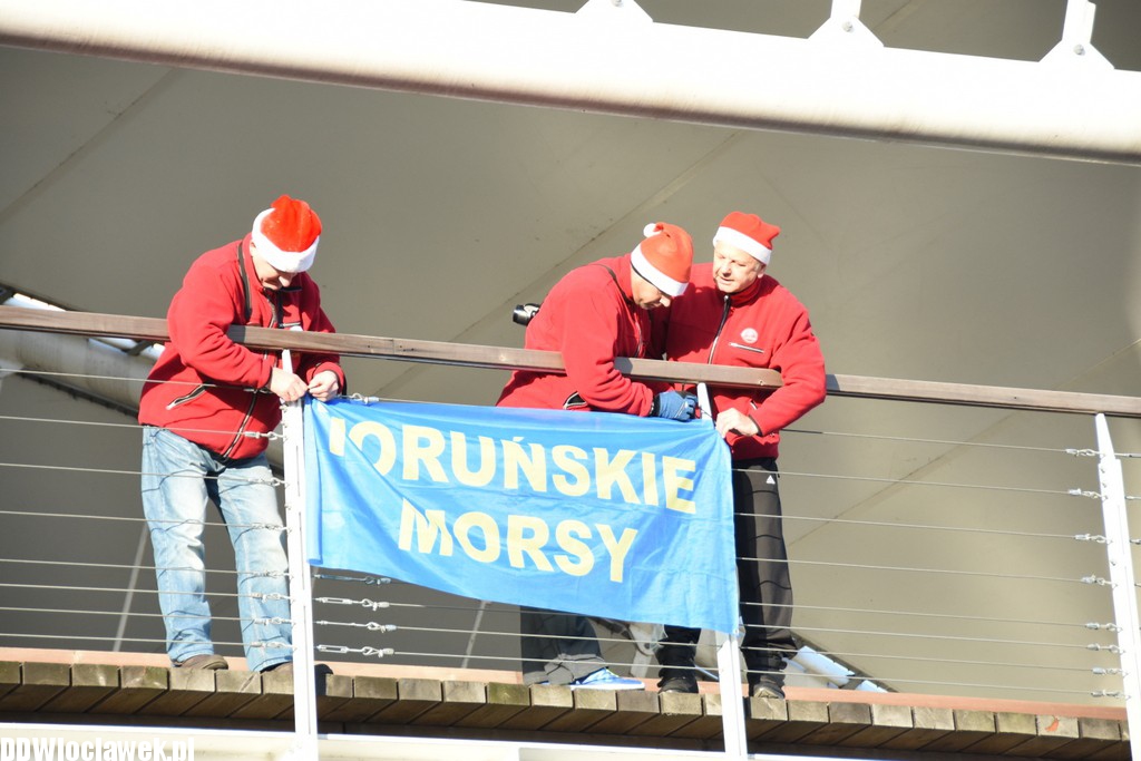 Morsy przepłynęły Wisłę