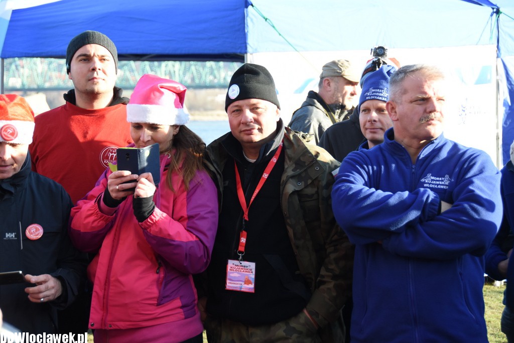 Morsy przepłynęły Wisłę
