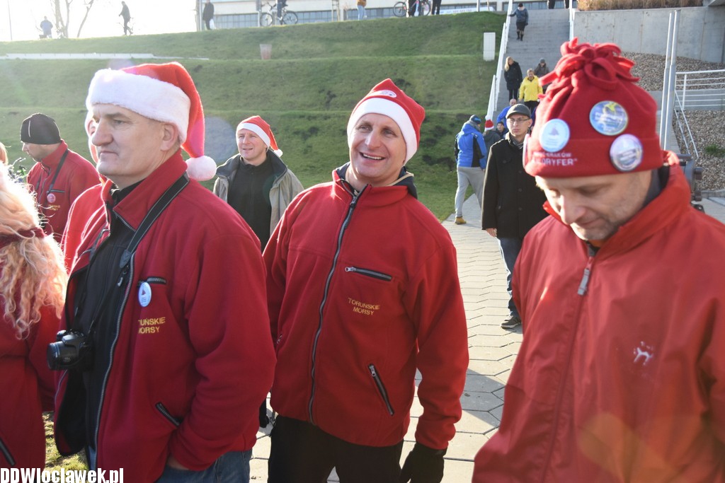 Morsy przepłynęły Wisłę