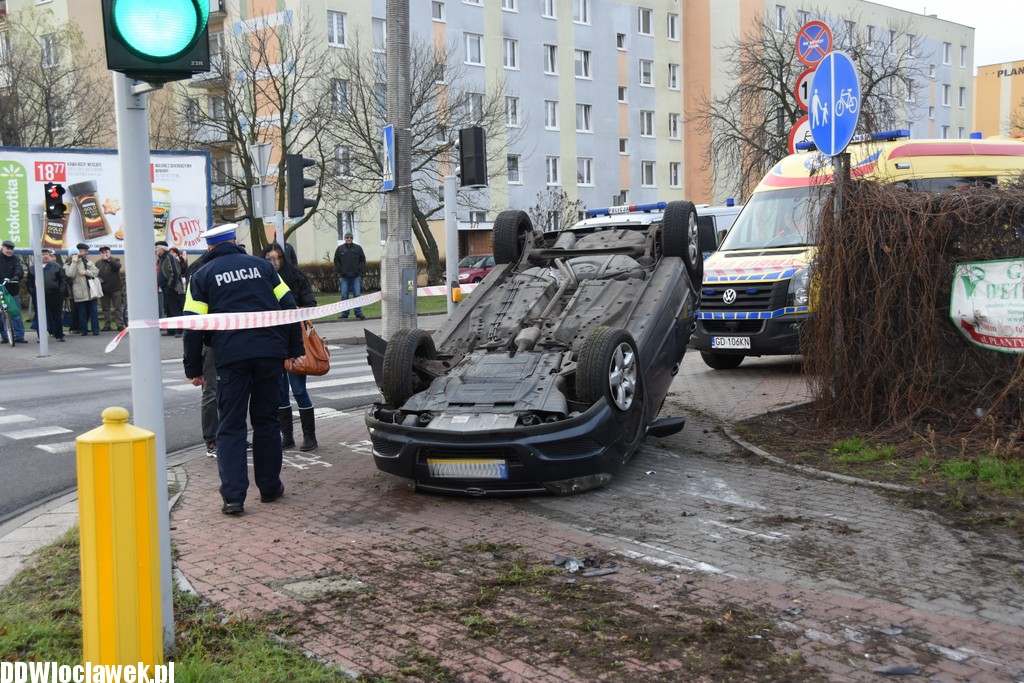 Dachowanie auta na Kruszyńskiej
