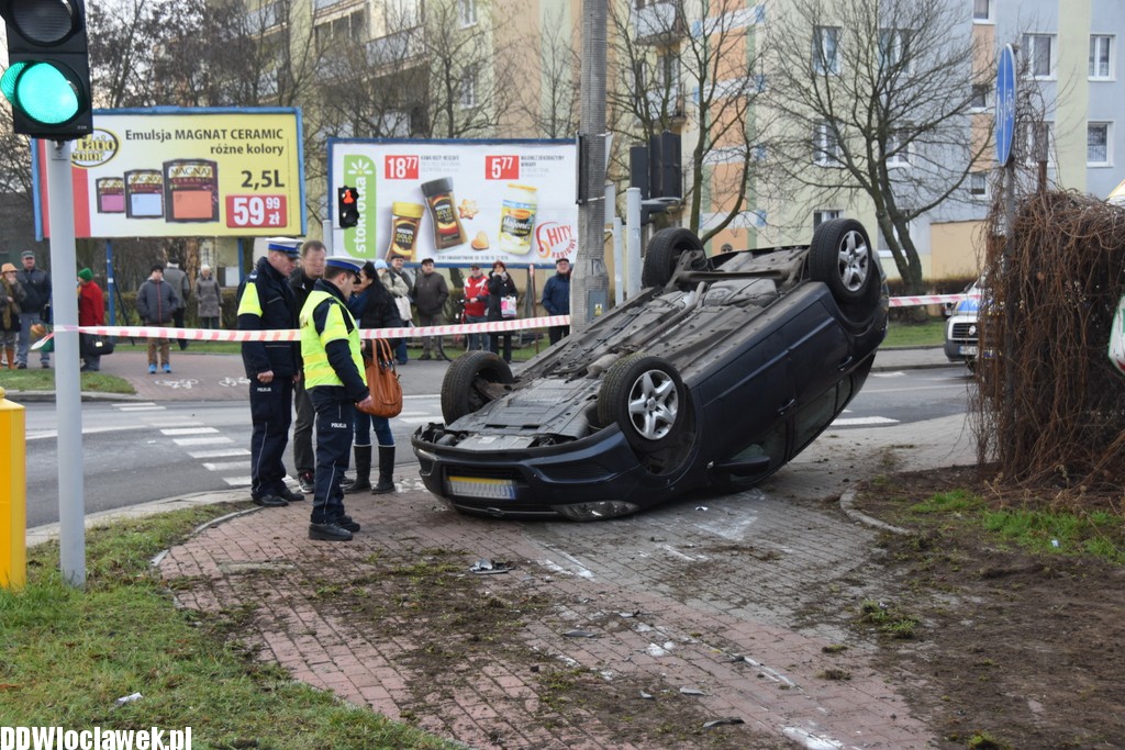 Dachowanie auta na Kruszyńskiej
