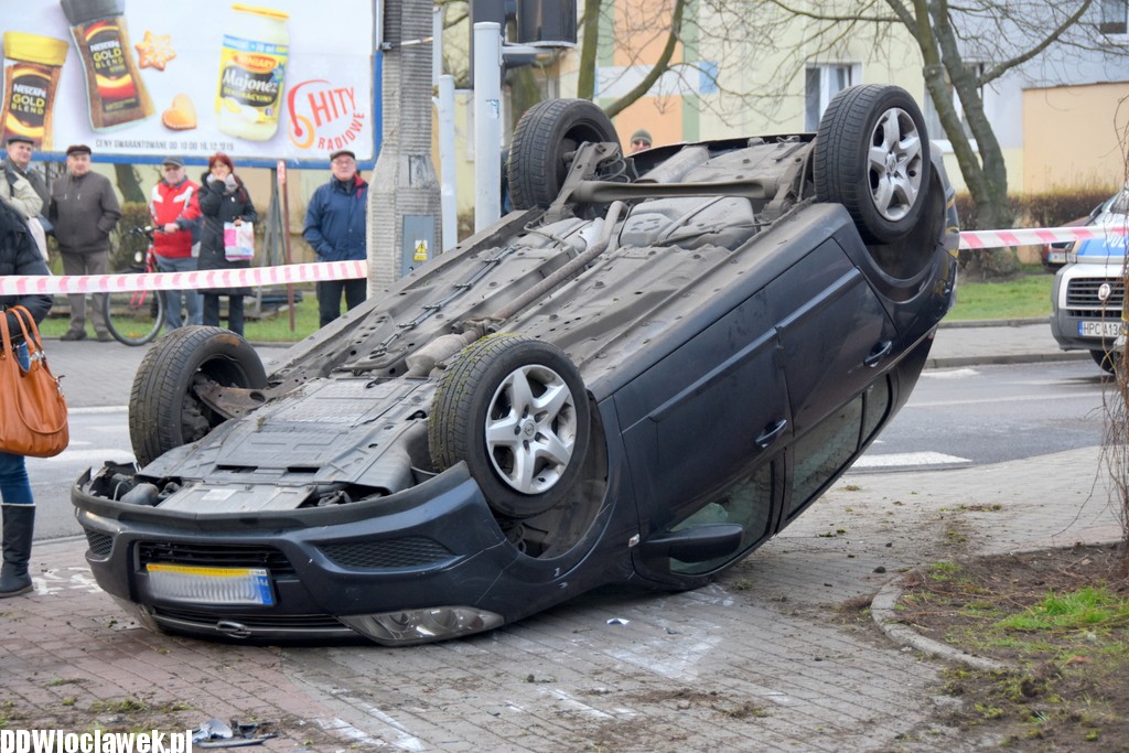 Dachowanie auta na Kruszyńskiej