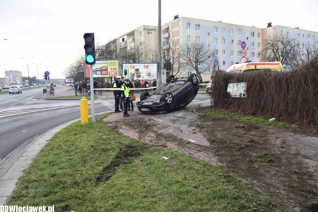 Dachowanie auta na Kruszyńskiej