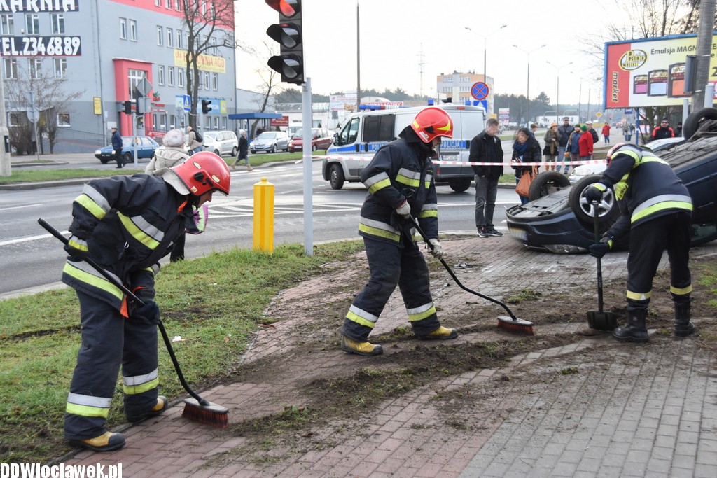 Dachowanie auta na Kruszyńskiej