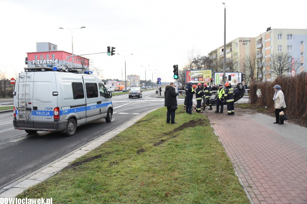 Dachowanie auta na Kruszyńskiej