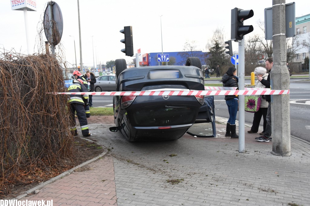 Dachowanie auta na Kruszyńskiej