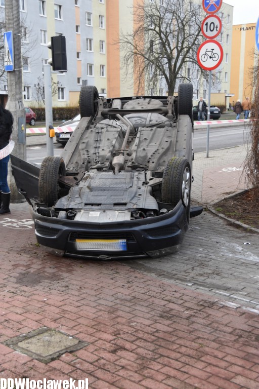 Dachowanie auta na Kruszyńskiej