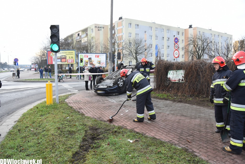 Dachowanie auta na Kruszyńskiej