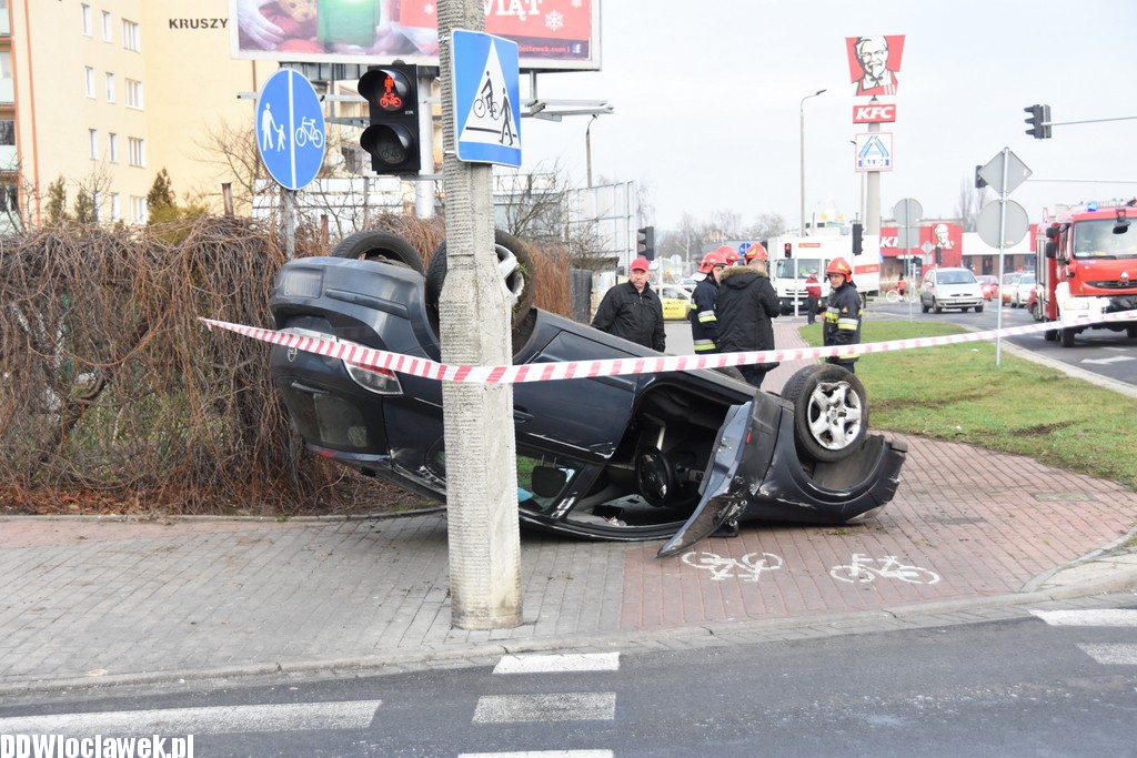 Dachowanie auta na Kruszyńskiej