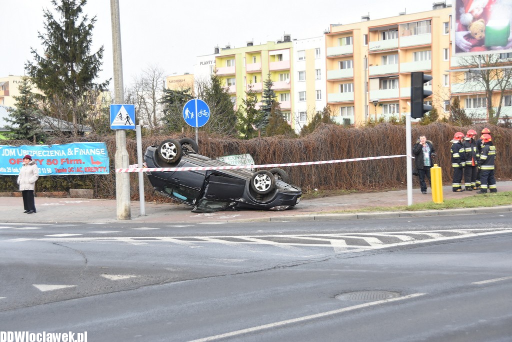 Dachowanie auta na Kruszyńskiej