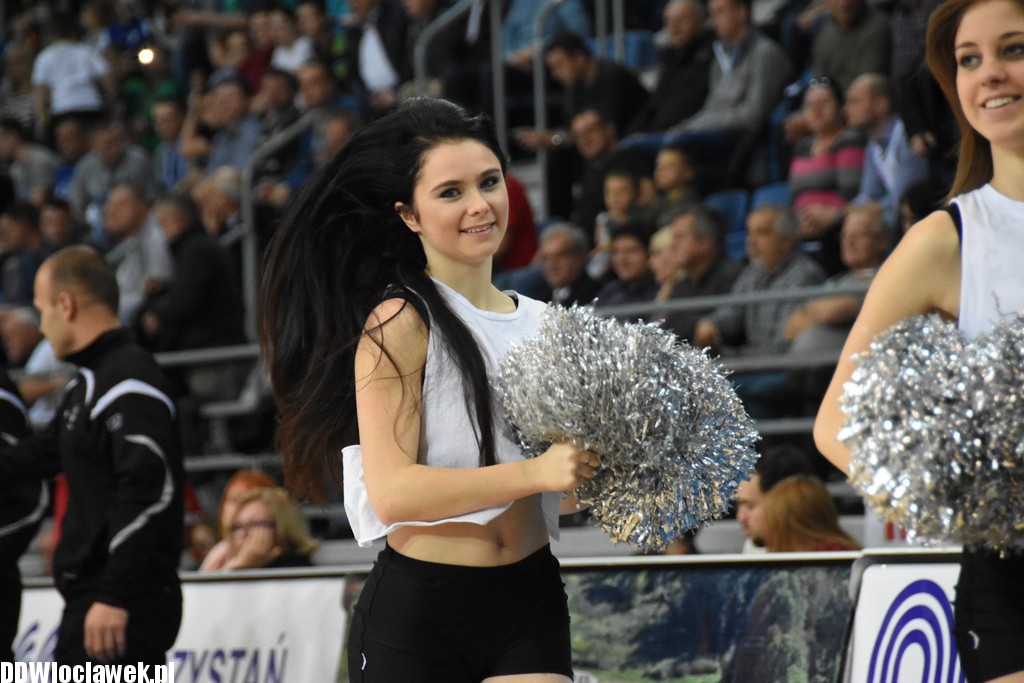 Cheerleaderki na meczu z Siarką