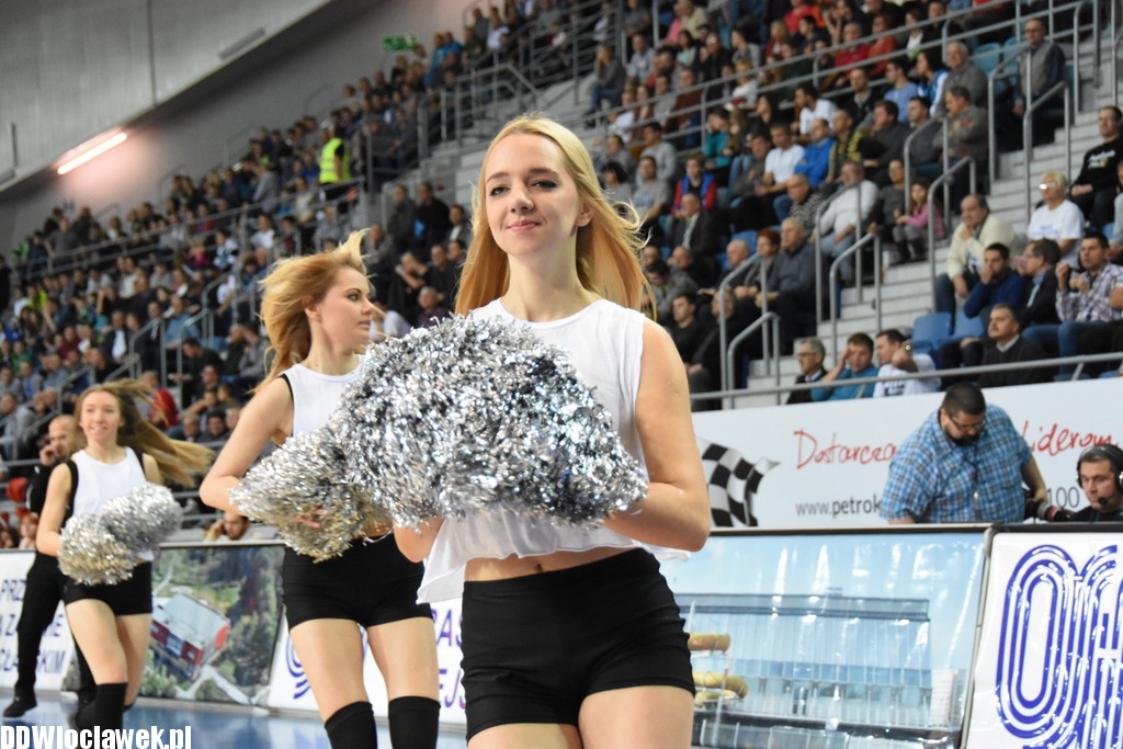 Cheerleaderki na meczu z Siarką