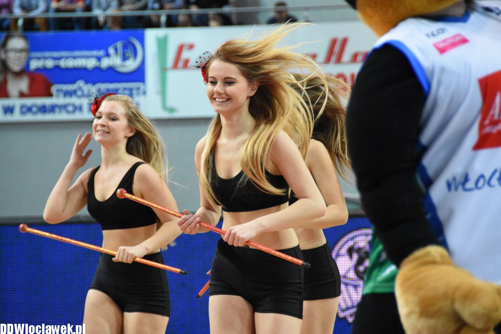 Cheerleaderki na meczu z Siarką