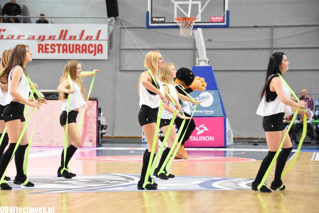 Cheerleaderki na meczu z Siarką