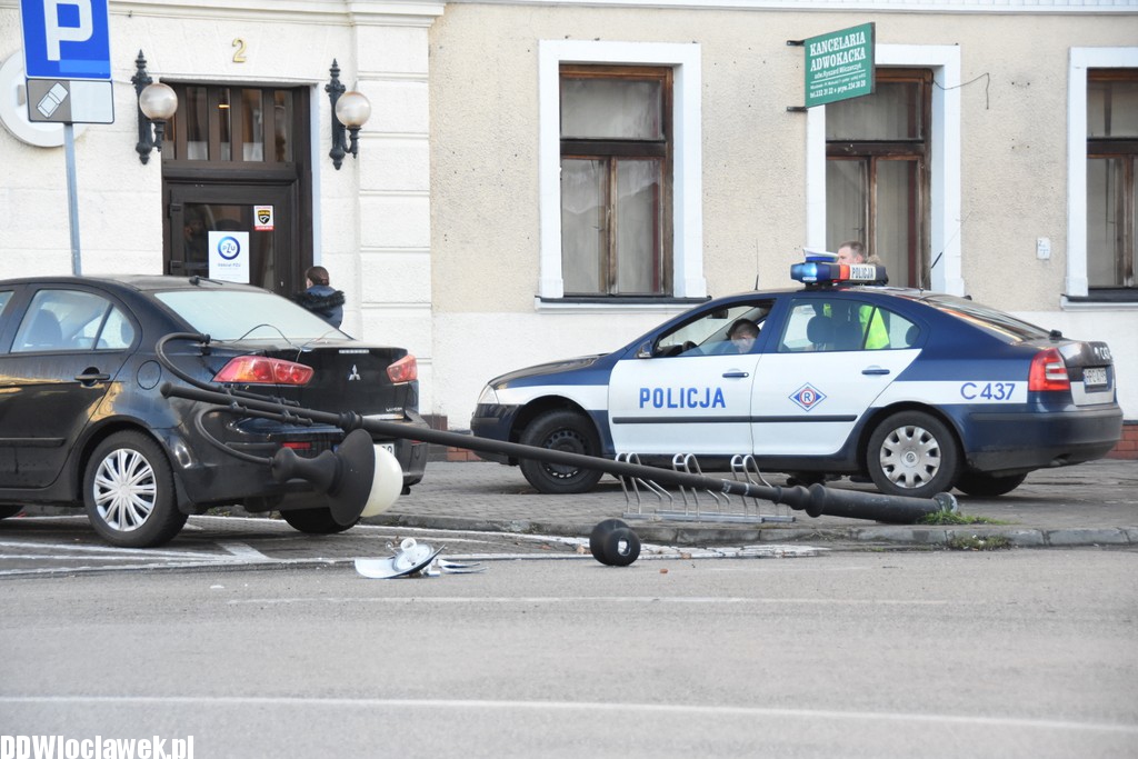 Ktoś 'ściął' latarnię na placu Wolności
