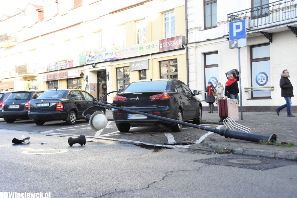 Ktoś 'ściął' latarnię na placu Wolności