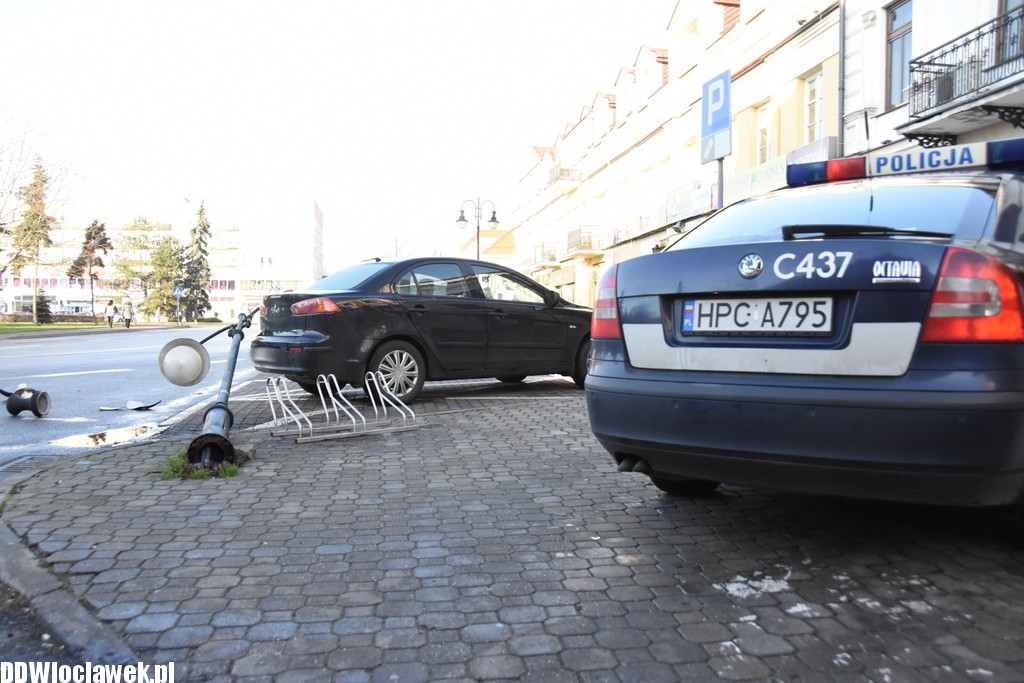 Ktoś 'ściął' latarnię na placu Wolności