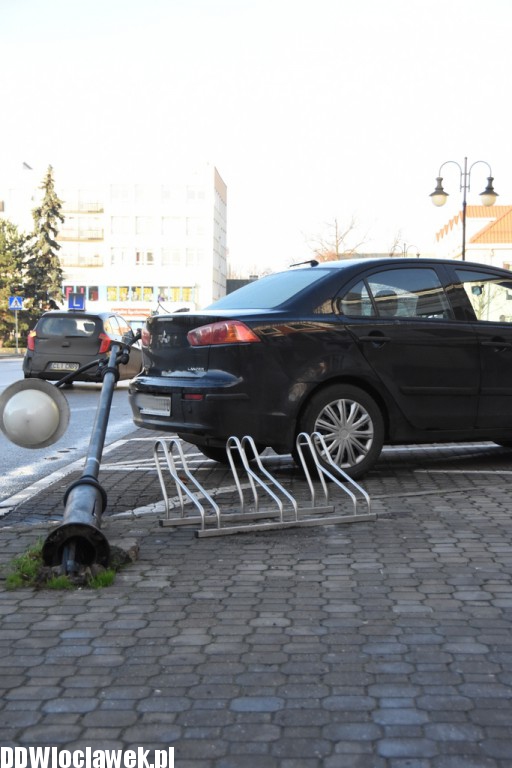 Ktoś 'ściął' latarnię na placu Wolności